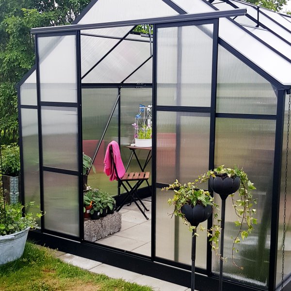 Kasvihuone 8,9m² | Korkea viljelykorkeus | 6 mm kanavamuovia Kasvihuone 8,9m² | Korkea viljelykorkeus | 6 mm kanavamuovia