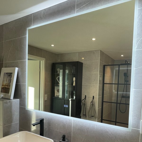 Kylpyhuoneen peili | LED-valaistus ja kosketusohjattu himmennin Kylpyhuoneen peili | LED-valaistus ja kosketusohjattu himmennin