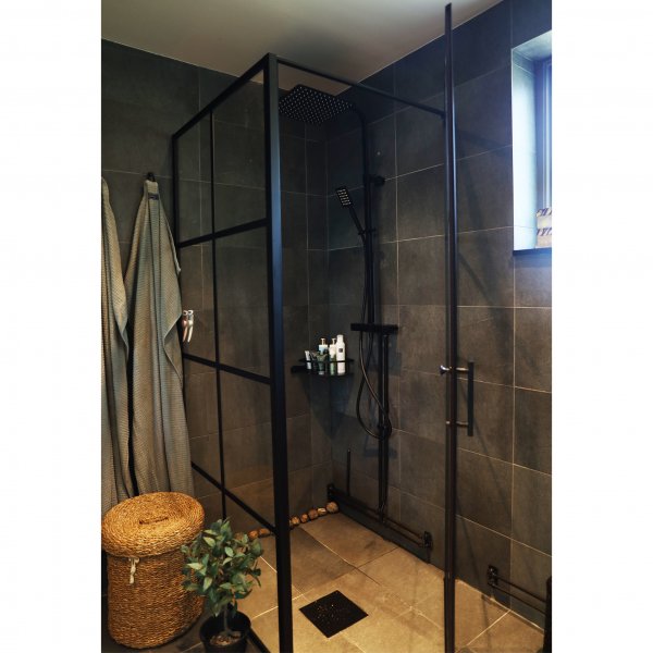 Suihkunurkkaus mustilla profiileilla | 6mm turvalasi