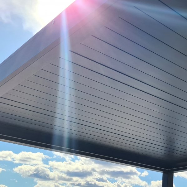 Pergola Premium | Moottorikäyttöinen säleikön katto Pergola Premium | Moottorikäyttöinen säleikön katto