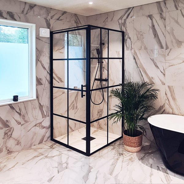 Suihkunurkkaus mustilla profiileilla | 6mm turvalasi