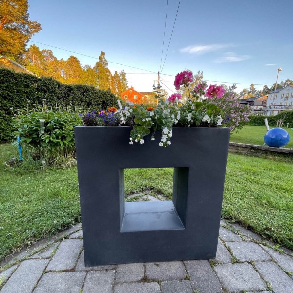 Kuituvahvistettu ruukku ainutlaatuisella muotoilulla | Graniitti/musta