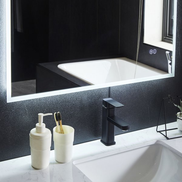 Peili LED-valolla ja huurtumisenestotoiminnolla Peili LED-valolla ja huurtumisenestotoiminnolla