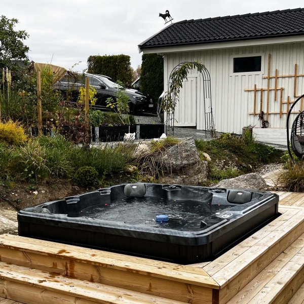 Kylpytynnyri Poseidon Blackline - 5-6 henkilöä | Lyfco Kylpytynnyri Poseidon Blackline - 5-6 henkilöä | Lyfco