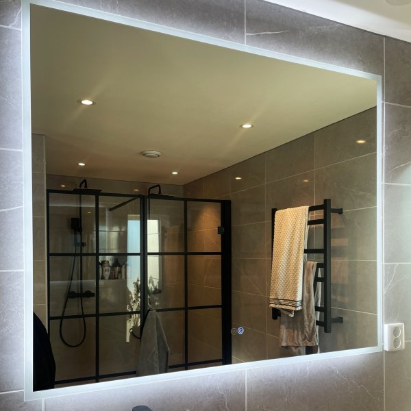 Kylpyhuoneen peili | LED-valaistus ja kosketusohjattu himmennin Kylpyhuoneen peili | LED-valaistus ja kosketusohjattu himmennin