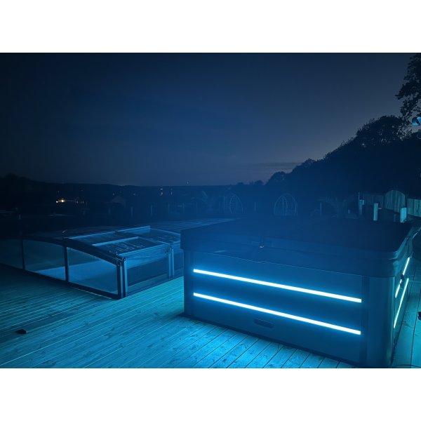 Kylpytynnyri Vivid Dreams WiFi - 5-6 henkilöä | Musta painos | Lyfco Kylpytynnyri Vivid Dreams WiFi - 5-6 henkilöä | Musta painos | Lyfco