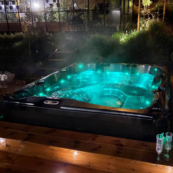 Kylpytynnyri Poseidon Blackline - 5-6 henkilöä | Lyfco Kylpytynnyri Poseidon Blackline - 5-6 henkilöä | Lyfco