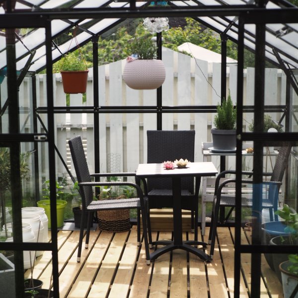 Kasvihuone 6,4 m² | 4 mm turvalasi | 5 vuoden myrskytakuu Kasvihuone 6,4 m² | 4 mm turvalasi | 5 vuoden myrskytakuu