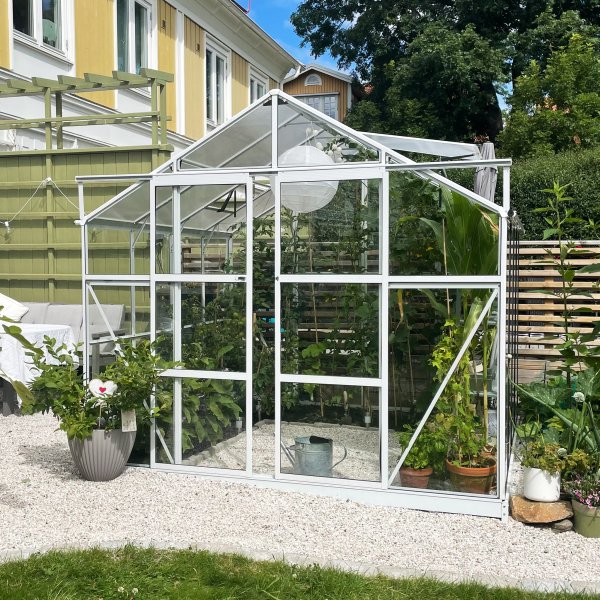 Kasvihuone 6,4 m² | 4 mm turvalasi | 5 vuoden myrskytakuu Kasvihuone 6,4 m² | 4 mm turvalasi | 5 vuoden myrskytakuu