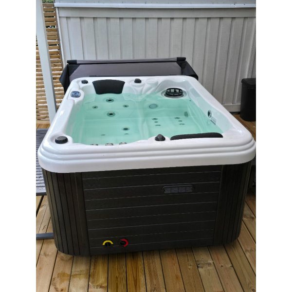 Perseus Hot Tub | 2 hengelle | 27 suihkukonetta | LED-valaistus | Lyfco Perseus Hot Tub | 2 hengelle | 27 suihkukonetta | LED-valaistus | Lyfco
