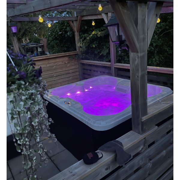 Hot Tub Yoruba | 4 hengen | Lyfco