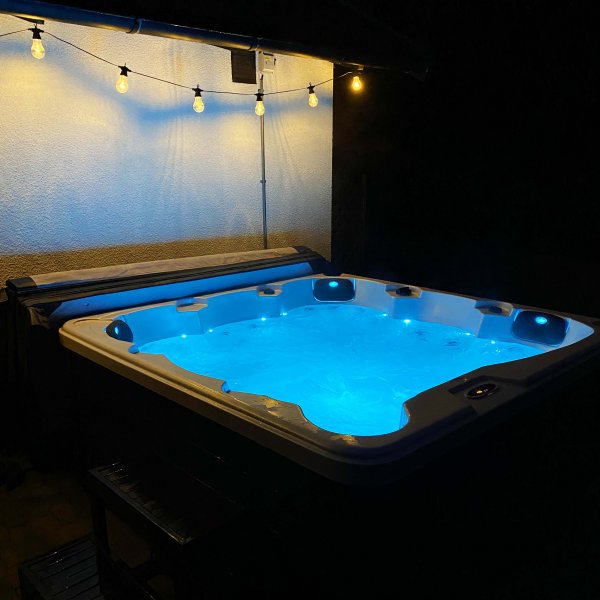 Kylpytynnyri Poseidon - 5-6 henkilöä | Lyfco Kylpytynnyri Poseidon - 5-6 henkilöä | Lyfco