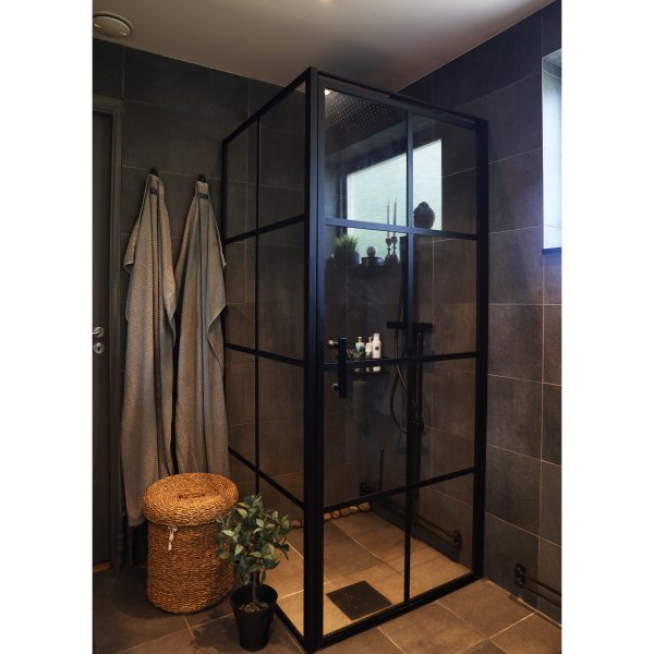 Suihkunurkkaus mustilla profiileilla | 6mm turvalasi