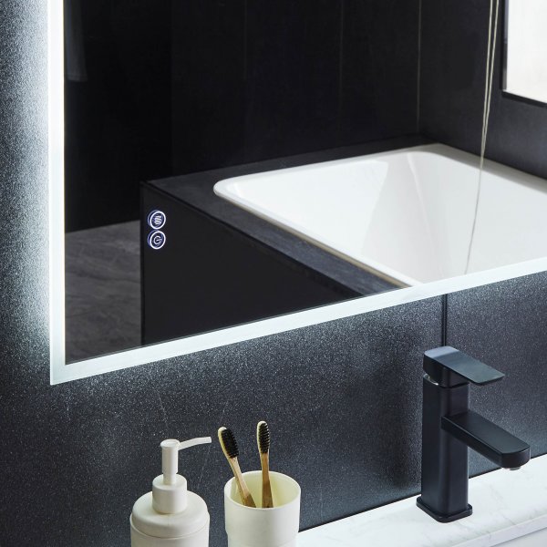 Peili LED-valolla ja huurtumisenestotoiminnolla Peili LED-valolla ja huurtumisenestotoiminnolla