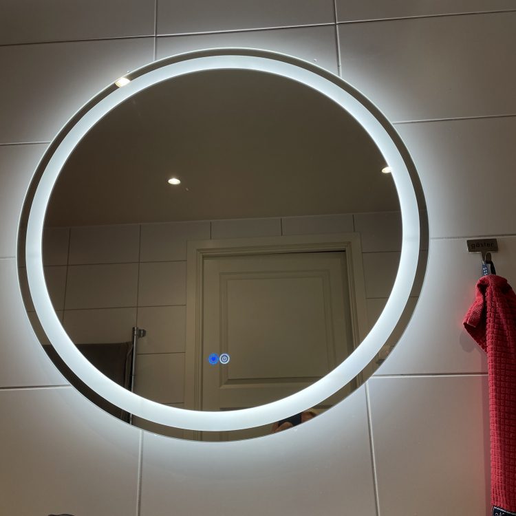 Asiakaskuva Py�re� kylpyhuonepeili 80cm | LED-valaistus, huurtumisenesto ja himmennin