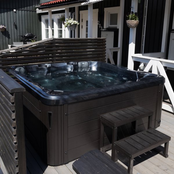 Kylpytynnyri Poseidon Blackline - 5-6 henkilöä | Lyfco Kylpytynnyri Poseidon Blackline - 5-6 henkilöä | Lyfco