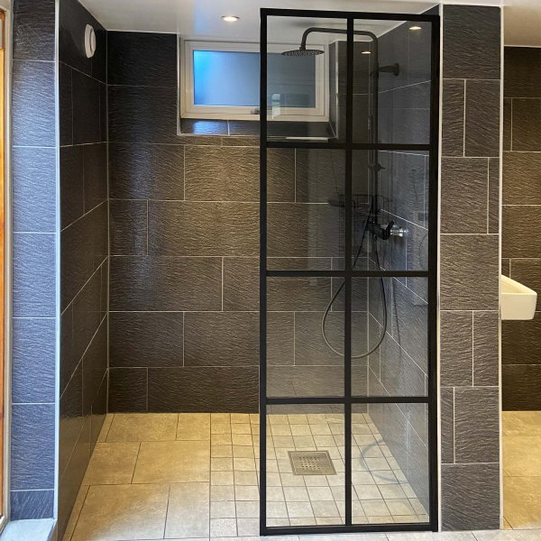 Suihkusein mustalla palkilla | 6mm turvalasi