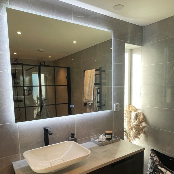 Kylpyhuoneen peili | LED-valaistus ja kosketusohjattu himmennin Kylpyhuoneen peili | LED-valaistus ja kosketusohjattu himmennin