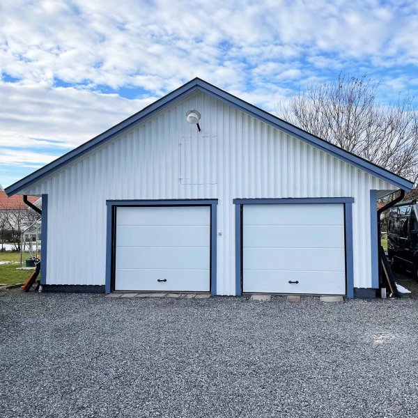 Autotallin ovi Liukuovi kaukostimell | 2,4m leve