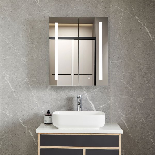 Kylpyhuoneen peilikaappi LED-valolla