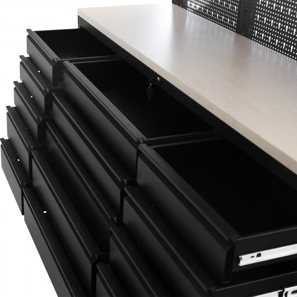 Täydellinen autotallin sisustus pyörillä Täydellinen autotallin sisustus pyörillä