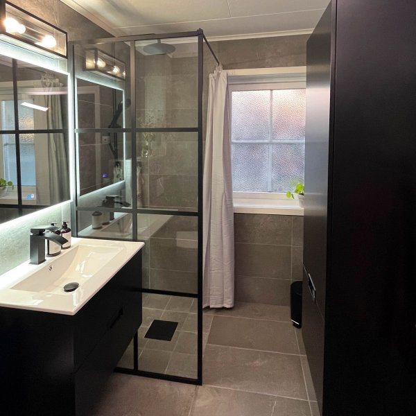 Suihkusein mustalla palkilla | 6mm turvalasi