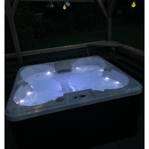 Hot Tub Yoruba | 4 hengen | Lyfco