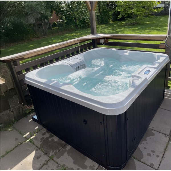 Hot Tub Yoruba | 4 hengen | Lyfco
