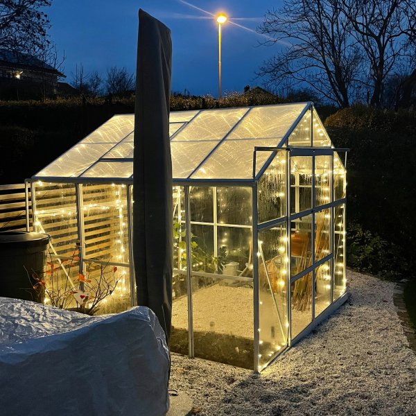 Kasvihuone 6,4 m² | 4 mm turvalasi | 5 vuoden myrskytakuu Kasvihuone 6,4 m² | 4 mm turvalasi | 5 vuoden myrskytakuu