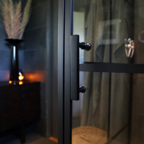 Suihkunurkkaus mustilla profiileilla | 6mm turvalasi