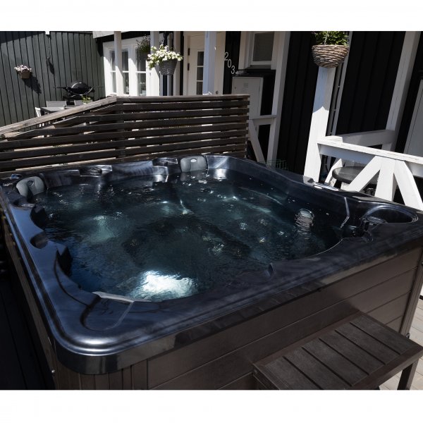 Kylpytynnyri Poseidon Blackline - 5-6 henkilöä | Lyfco Kylpytynnyri Poseidon Blackline - 5-6 henkilöä | Lyfco