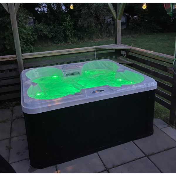 Hot Tub Yoruba | 4 hengen | Lyfco