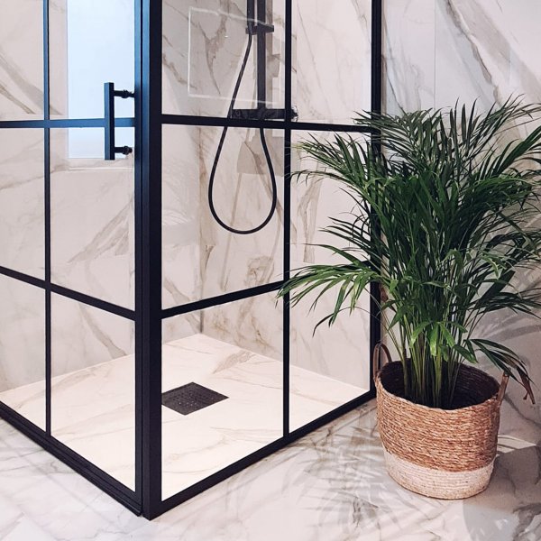 Suihkunurkkaus mustilla profiileilla | 6mm turvalasi