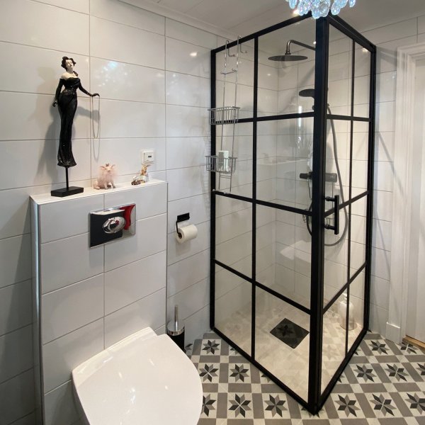 Suihkunurkkaus mustilla profiileilla | 6mm turvalasi