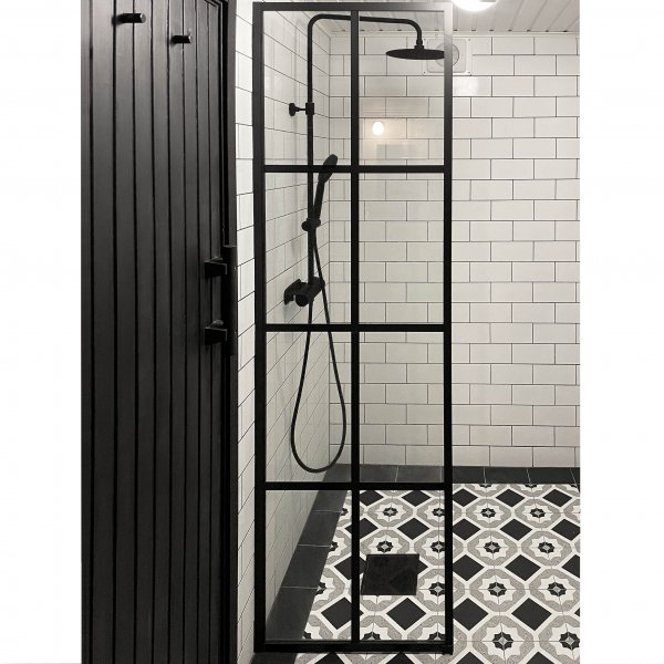 Suihkusein mustalla palkilla | 6mm turvalasi