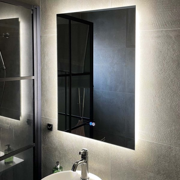 Kylpyhuoneen peili | LED-valaistus | Huurtumisenesto ja kosketusohjaus | Suorakulmainen