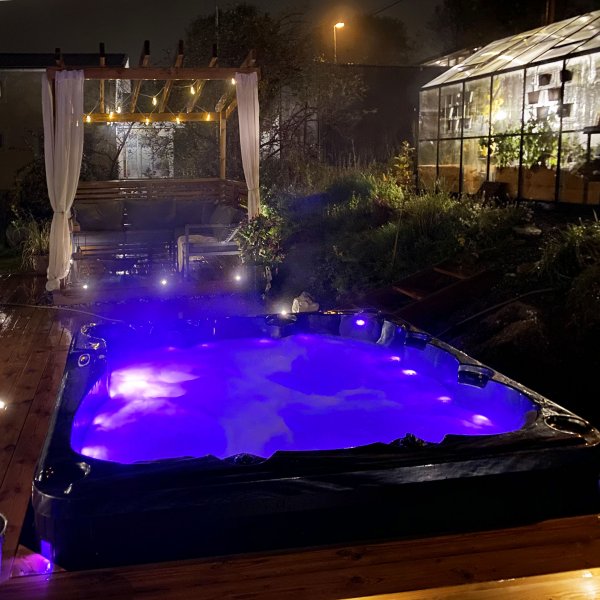 Kylpytynnyri Poseidon Blackline - 5-6 henkilöä | Lyfco Kylpytynnyri Poseidon Blackline - 5-6 henkilöä | Lyfco