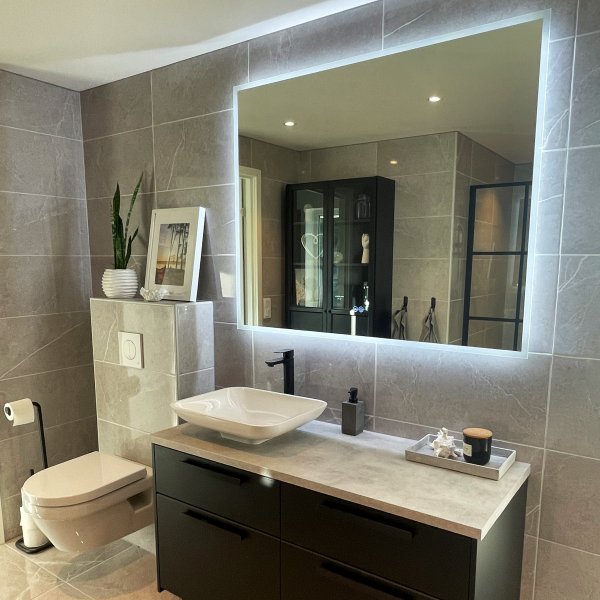 Kylpyhuoneen peili | LED-valaistus ja kosketusohjattu himmennin Kylpyhuoneen peili | LED-valaistus ja kosketusohjattu himmennin